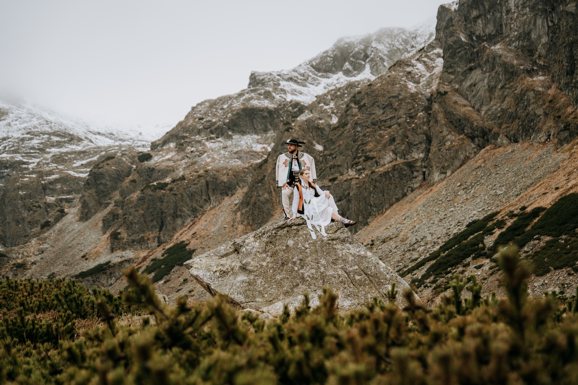Sesja ślubna w strojach góralskich: Czarny Staw Gąsienicowy. Logistyka, tradycja i fotografia w Tatrach 162 para-mloda-stroj-goralski-czarny-staw-gasienicowy